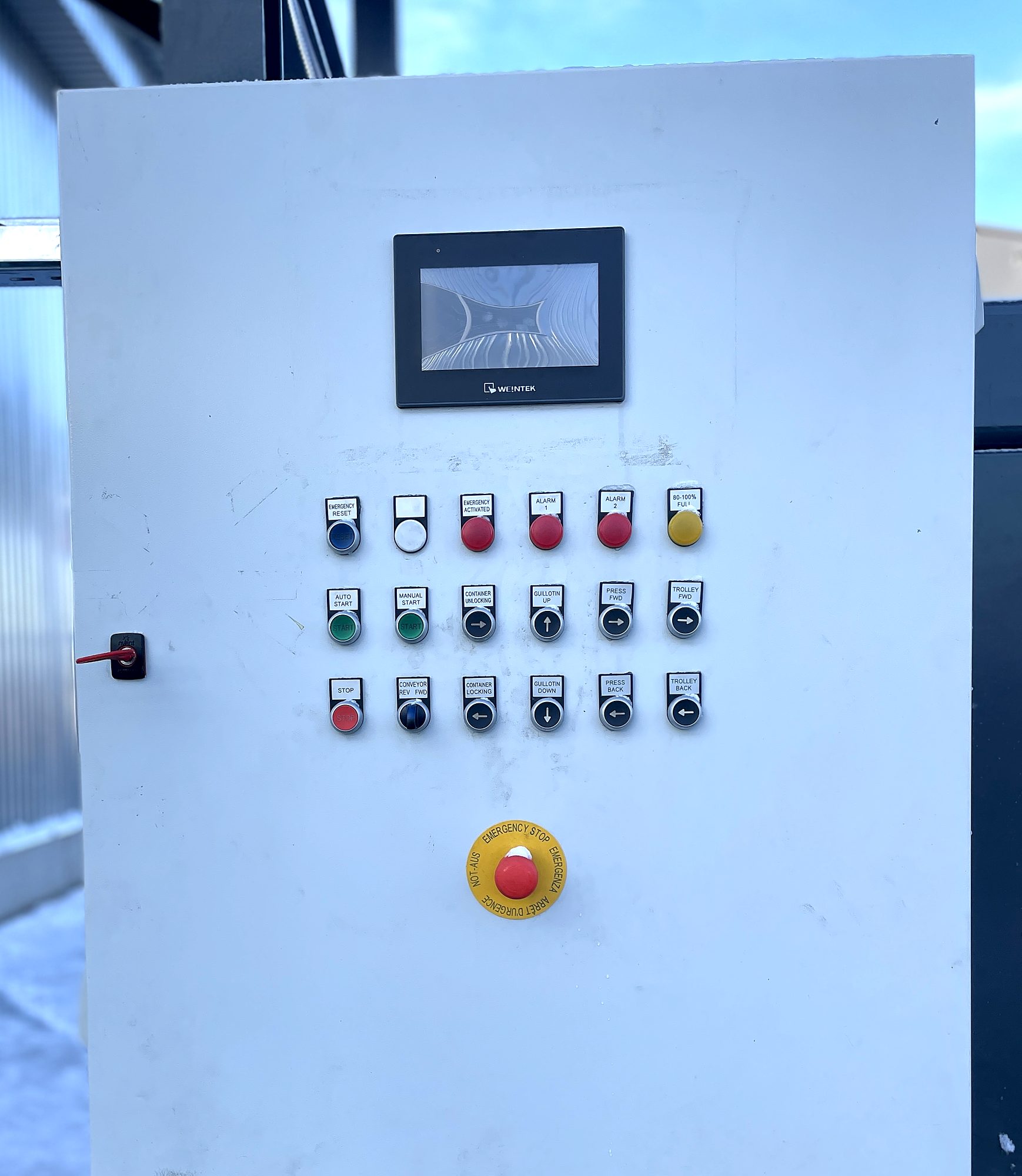 Ümberlaadimisjaama juhtpult nuppude ja Weintek HMI-ga